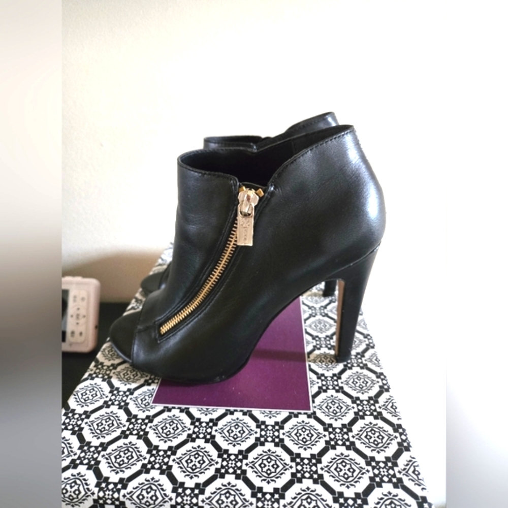 Isola Madras Black Bootie Heels Size 8